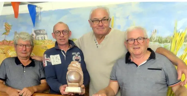 photo  olivier grimaud et christian perrinelle, entourés des finalistes. 