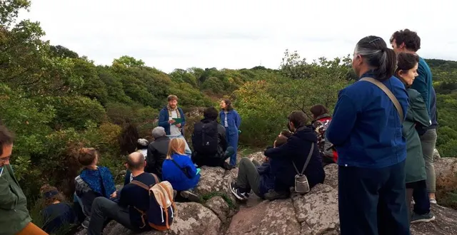 photo  restitution sous forme de balade à roche d’oëtre. boris et camille, face au public.  &copy;  cpie collines normandes 