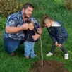 photo  théa et sa sœur ambre près du figuier planté par leur papa. 