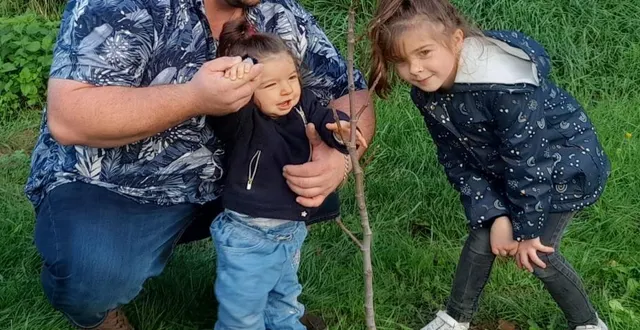 photo  théa et sa sœur ambre près du figuier planté par leur papa.  &copy;  le maine libre 