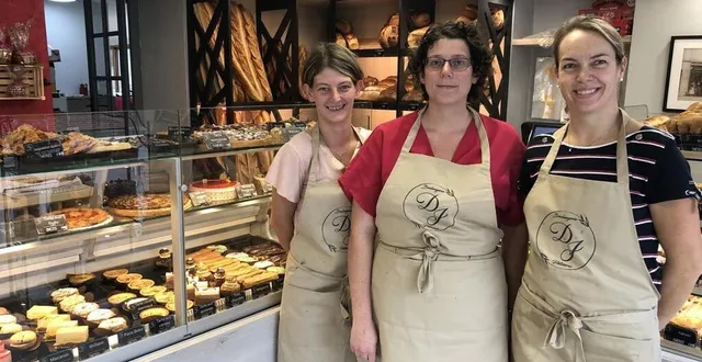 photo  dorine desvigne (au centre), gérante de la nouvelle boulangerie d’écouché-les-vallées, entourée de sophie et aurélie, vendeuses.  &copy;  ouest-france 