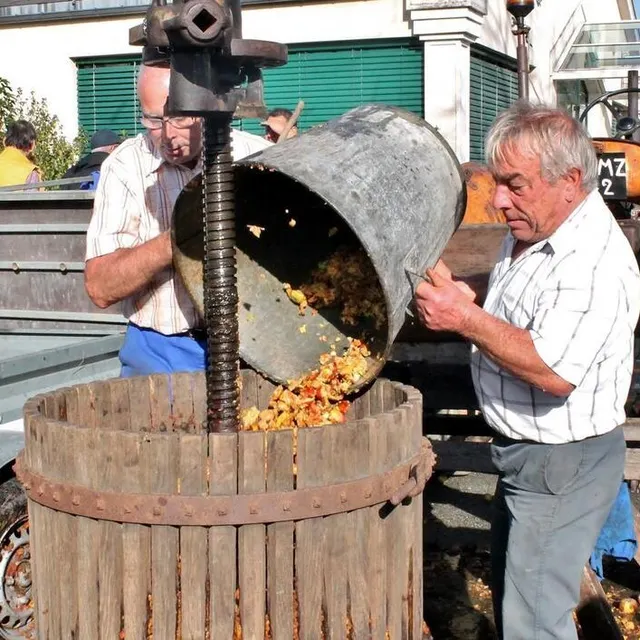 photo bernard deniau (à droite) avait sorti son vieux pressoir pour l’occasion.  ©  ouest-france