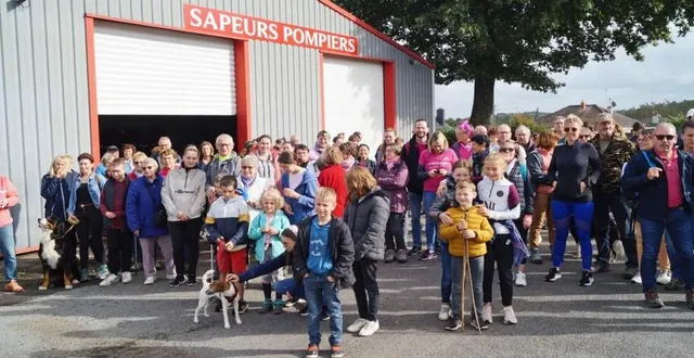 photo  une centaine de personnes ont participé à la marche organisée par les sapeuses-pompières du centre de secours.  &copy;  ouest-france 