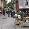 photo  belle affluence dimanche, pour le marché des petits paniers au centre du village. 