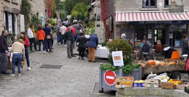photo  belle affluence dimanche, pour le marché des petits paniers au centre du village.  &copy;  ouest-france 