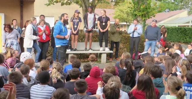 photo  les professeurs ont distribué des médailles aux trois meilleurs collégiens.  &copy;  ouest-france 