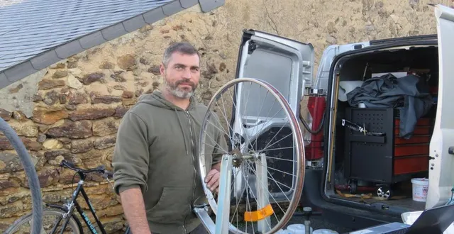 photo  vendredi 21 octobre, au marché d’aigné, damien poirier de l’atelier des riders est un itinérant pour assurer la réparation et la maintenance des vélos.  &copy;  le maine libre 