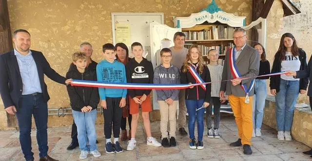 photo  samedi, camille cruchet, maire du conseil municipale des jeunes, et raymond esnault, premier adjoint au maire, ont ceint l’écharpe tricolore pour l’inauguration d’une boîte à livres.  &copy;  ouest-france 
