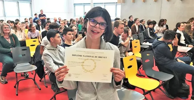 photo  seena huet, 15 ans, a obtenu le brevet avec mention. une cérémonie officielle a eu lieu vendredi 21 octobre 2022. on distingue ses parents au fond à gauche.  &copy;  le maine libre 
