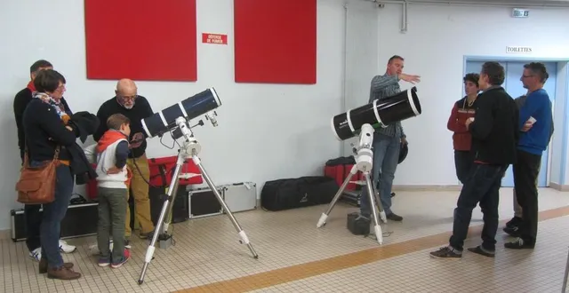 photo  samedi 22 octobre, après la présentation de leur association, les membres de ciel d’anjou ont volontiers répondu aux questions, notamment sur le matériel utilisé  &copy;  . ouest-france 