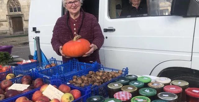 photo  sur le marché d’argentan, martine agin (au premier plan) et sa sœur vendent les produits de leur potager.  &copy;  ouest-france 