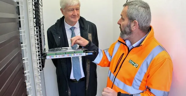 photo  dominique le mèner, président du département de la sarthe, écoutant les explications de nicolas hecq, directeur technique chez sarthe numérique, dans l’une des armoires de raccordement optique d’auvers-le-hamon, lundi 24 octobre 2022.  &copy;  ouest-france 