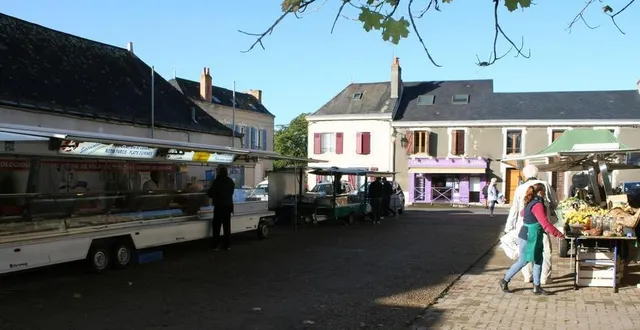 photo  quatre commerçants font vivre le marché chaque vendredi matin sur la place de l’eglise à fillé-sur-sarthe.  &copy;  le maine libre 