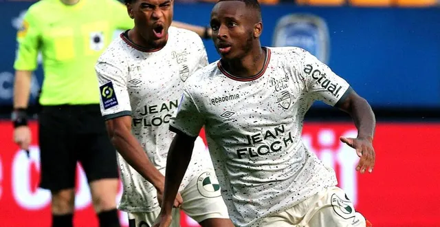 photo  stéphane diarra célèbre son but, en ligue 1, avec lorient contre troyes.  &copy;  afp 
