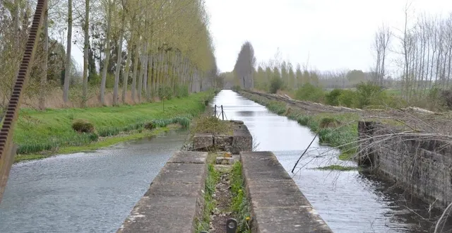 photo  curçay-sur-dive. à la frontière de saint-martin-de-mâcon et de vrères, cette écluse sur le canal de la dive servait autrefois à la navigation de péniches.  &copy;  co 