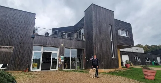 photo  nathalie plessis et sa chienne saba devant la cidrerie, construite selon les normes haute qualité environnementale.  &copy;  ouest-france 