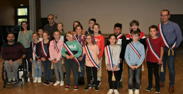 photo  l’équipe du conseil municipal jeune au grand complet, parmi lesquels les nouveaux élus : titouan berthou, isaé derouet, martin brunet, zélie hardouin, téano labeau et hanaé tournelle.  &copy;  le maine libre 