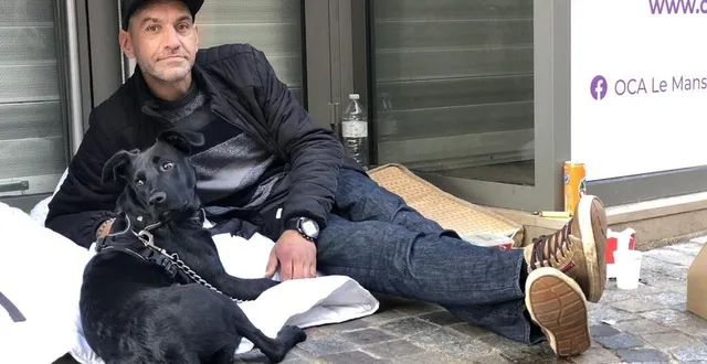 photo  le mans, samedi 22 octobre 2022. depuis mai yannick vit avec kiwi dans son squat de la rue de la perle. grâce à la solidarité de commerçants et d’habitants, il a trouvé un travail en cdi.  &copy;  le maine libre 