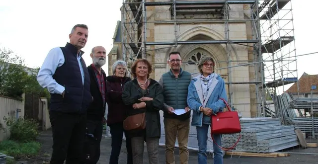 photo  françois pasquier et chantal lesschaeve, de la fondation du patrimoine (deuxième et quatrième en partant de la gauche) et sylvain poirrier, maire d’arthezé (cinquième en partant de la gauche), entourés d’habitants d’arthezé qui ont décidé de répondre à l’appel aux dons.  &copy;  ouest-france 