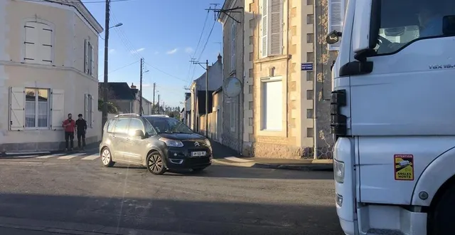 photo  la circulation a double sens dans la rue gambetta, durant les travaux dans le centre-ville de noyen-sur-sarthe, n’est pas des plus simples.  &copy;  ouest-france 