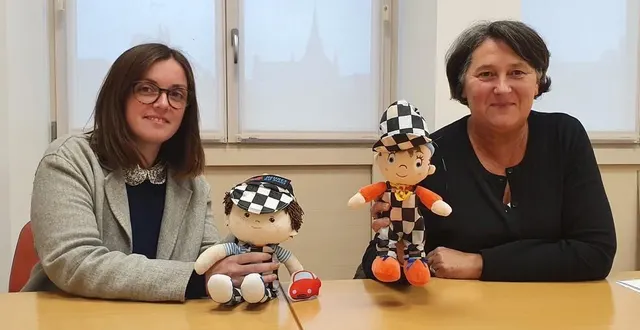 photo  lauréna salion et fabienne labrette-ménager présentent les deux nouvelles mascottes qui guideront l’année georges durand. nono le mécano et léo le pilote seront à retrouver dans le parc du château à partir d’avril.  &copy;  le maine libre 