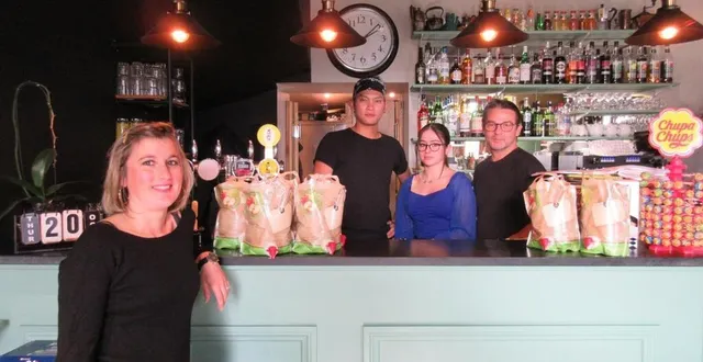 photo  géraldine rey, présidente de l’association des parents d’élèves, devant le comptoir. derrière, lou-ane, apprentie, est entre toon et athy poulin, patrons du café épicerie le comptoir de l’école.  &copy;  ouest-france 