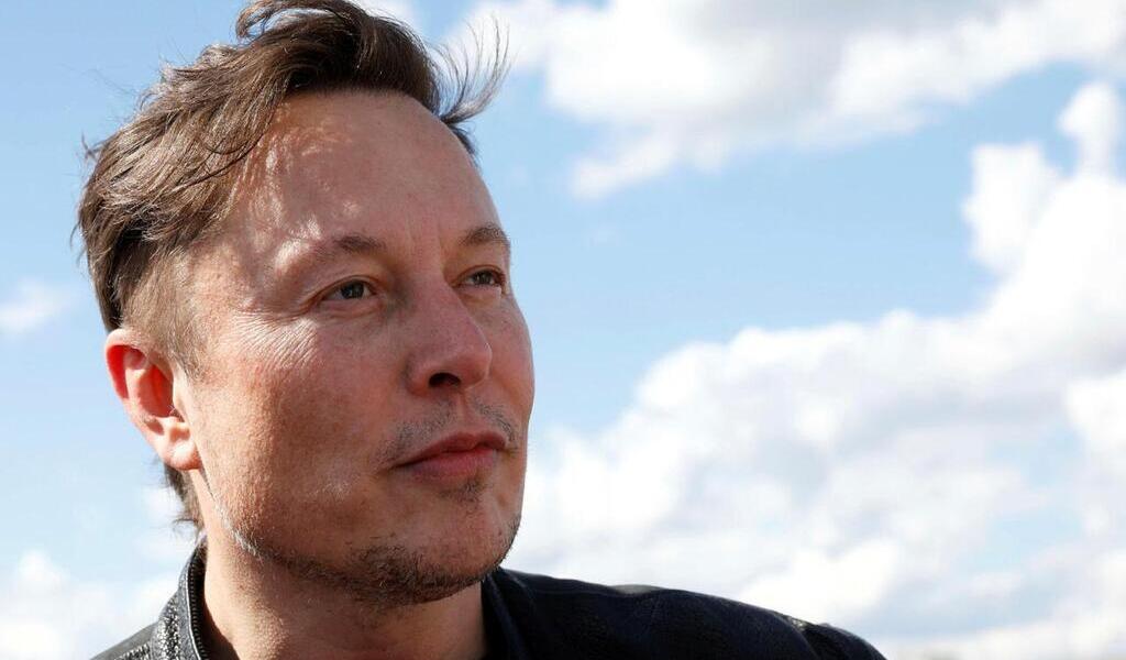 Elon Musk enters Twitter headquarters, sink in hand