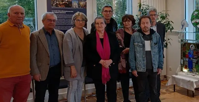 photo  stéphane arrondeau (à droite), nelly heuzé (au centre) et une partie du conseil municipal présentent l’exposition.  &copy;  ouest-france 
