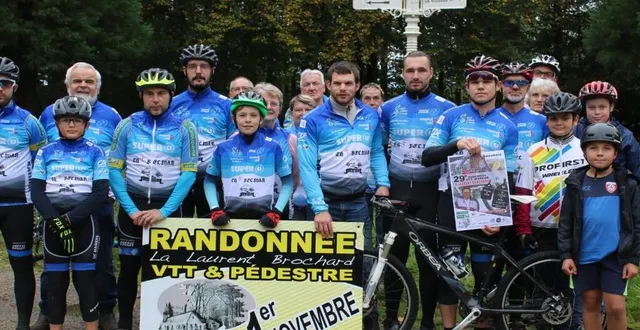 photo  les membres du club au départ d’une randonnée de reconnaissance des circuits.  &copy;  le maine libre 