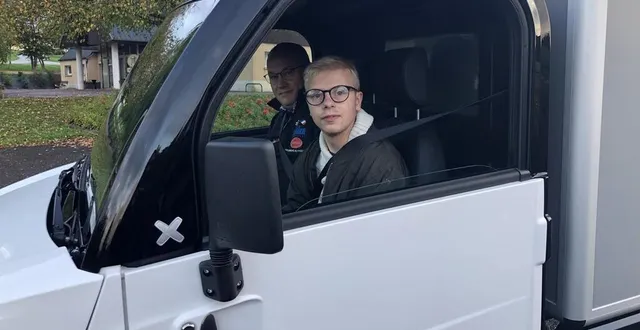 photo  « c’est bien, cela va nous permettre d’avoir plus d’autonomie », confie thomas morin, 21 ans, après avoir essayé la voiture sans permis acquise par le dispositif du perche.  &copy;  ouest-france 