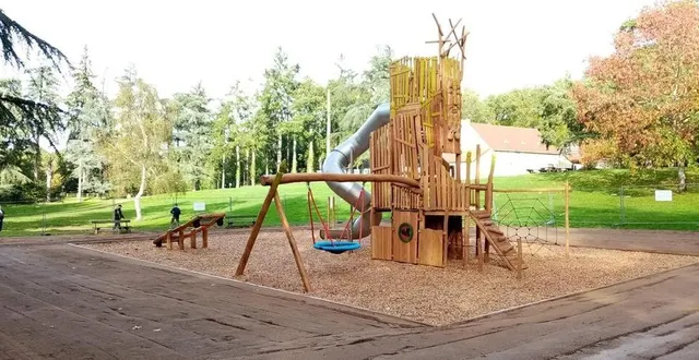 photo  la plaine de la maison de la forêt, à l’arche de la nature du mans, se modernise avec l’accueil du nouveau jeu l’arbre des sages.  &copy;  ville du mans 