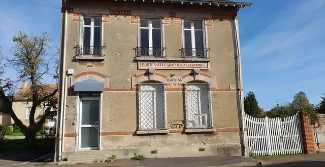 photo  l’ancienne poste de spay (sarthe) va bientôt être détruite : une grande médiathèque d’au moins 400 m² va la remplacer.  &copy;  ouest-france 