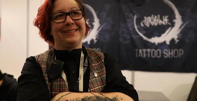 photo  caroll’anne grolet, présidente d’undertaker, lors d’une précédente édition de la tattoo convention du mans (sarthe). cliché pris devant le stand de celui qui lui a tatoué le bras (kawet).  &copy;  archives ouest-france 