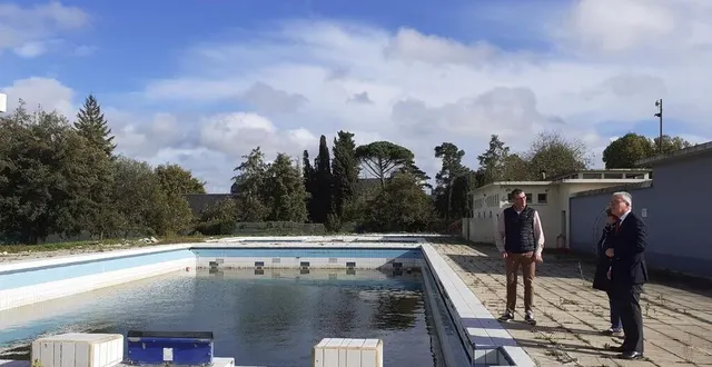 photo  président de la communauté de communes de l’huisne sarthoise, didier reveau et les représentants des commissions « centre aquatique » eric papillon et patricia edet devant le bassin avant les travaux de démolition à la ferté-bernard ( sarthe ).  &copy;  ouest-france 