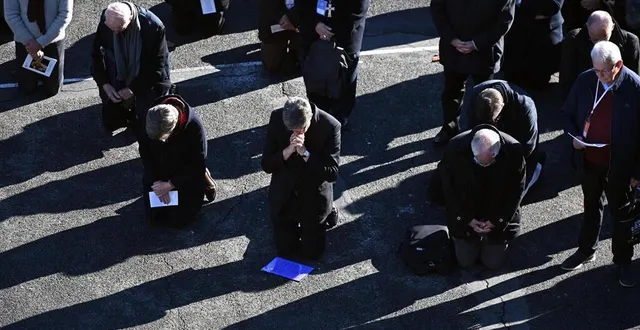 photo  le 6 novembre 2021, les évêques réunis à lourdes se prosternaient en ?signe de pénitence après le rapport accablant de la commission indépendante sur les abus sexuels dans l’église (ciase).  &copy;  afp/valentine chapuis 