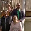 photo de bas en haut : laurence hutereau, adjointe au maire, et loïc bouchard, directeur du pôle attractivités à droite, philippe delaunay, adjoint au maire, et flavie blin co-gestionnaire du camping, au pied d’un logement locatif.