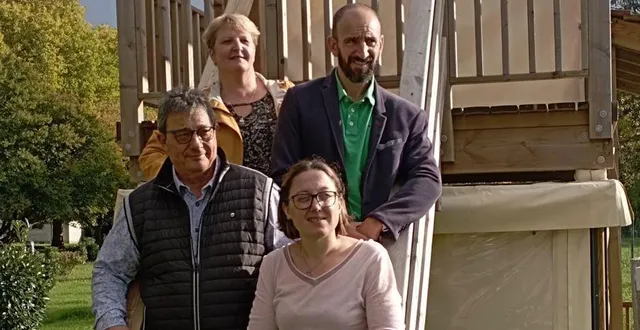 photo  de bas en haut : laurence hutereau, adjointe au maire, et loïc bouchard, directeur du pôle attractivités à droite, philippe delaunay, adjoint au maire, et flavie blin co-gestionnaire du camping, au pied d’un logement locatif.  &copy;  ouest-france 