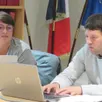 photo  virginie hattry, adjointe et anthony bolival, secrétaire général de mairie d’aigné en réunion de conseil municipal mardi 18 octobre. 