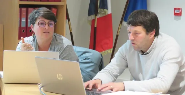 photo  virginie hattry, adjointe et anthony bolival, secrétaire général de mairie d’aigné en réunion de conseil municipal mardi 18 octobre.  &copy;  le maine libre 