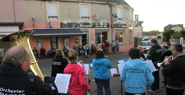 photo  suite à l’invitation du patron du bar tabac « l’accord, » et dans le cadre d’un jumelage, un orchestre traditionnel allemand a joué à fillé-sur-sarthe pour le plus grand plaisir des habitants du village venus en nombre.  &copy;  le maine libre 