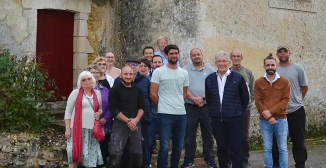 photo  jean-marie cenée (au premier plan à droite), entouré des conseillers municipaux et des charpentiers  &copy;  ouest-france 