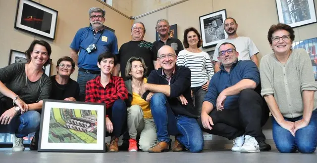 photo  une partie des exposants réunis pendant l’installation de l’exposition, mercredi 26 octobre 2022.  &copy;  le maine libre 