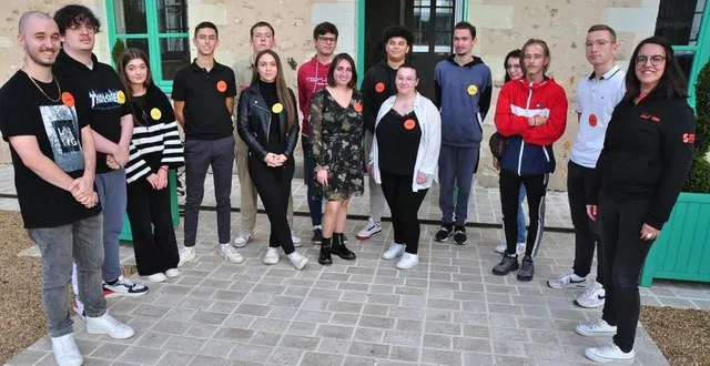 photo  la nouvelle promotion de services civiques en pays fléchois en compagnie d’élodie touchard (à droite), avec tim et elisa (quatrième et cinquième en partant de la gauche).  &copy;  le maine libre 