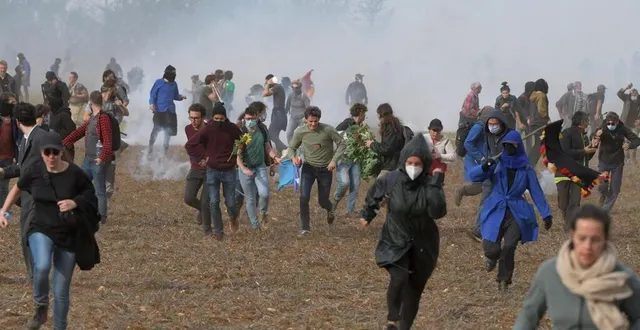 photo  les tirs de grenades de désencerclement ont semé la panique chez les manifestants et fait plusieurs blessés.  &copy;  co – marie delage 