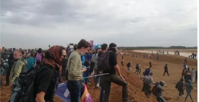 photo  environ 500 manifestants sont parvenus jusqu’au chantier de la réserve de substitution.  &copy;  co - marie delage 