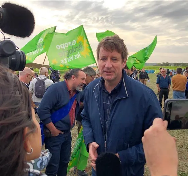 photo yannick jadot à son arrivée sur le site.  ©  co – marie delage