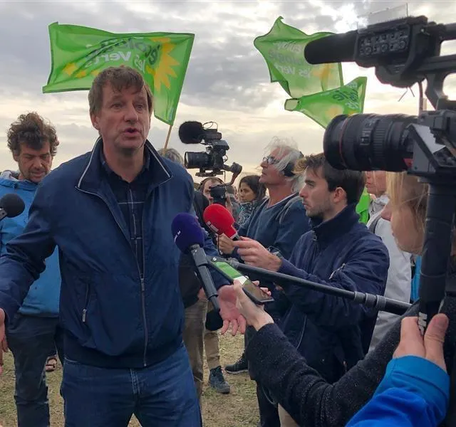 photo yannick jadot sous le feu des médias  ©  co – julien renon
