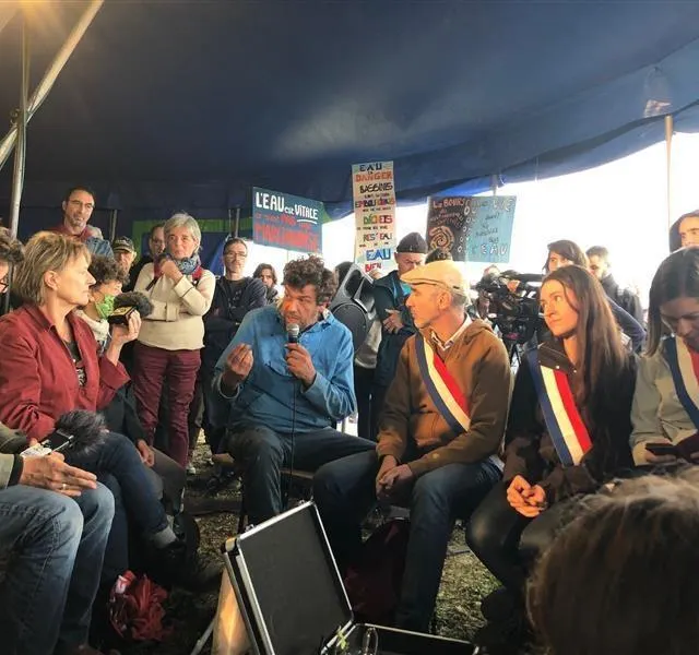 photo les élus qui soutiennent bassines non merci ! arborent leur écharpe tricolore lors de la conférence de presse.  ©  co – marie delage