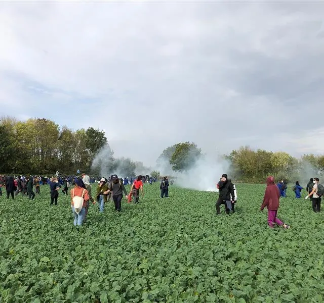 photo les manifestants fuient les gaz lacrymogènes.  ©  co - marie delage