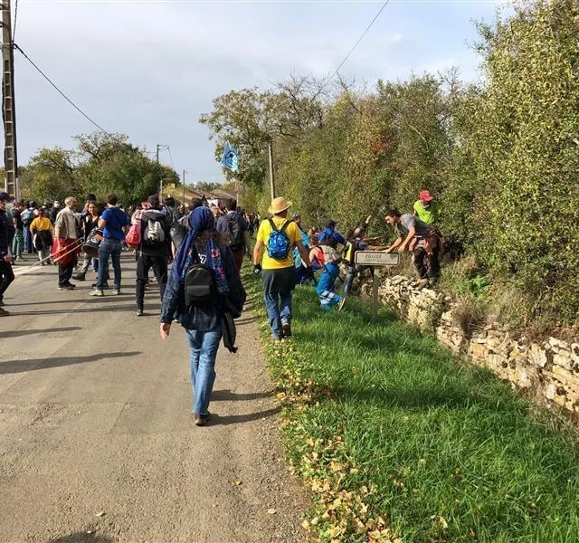 photo une fanfare (en arrière plan) donne le « la ».  ©  co - marie  delage